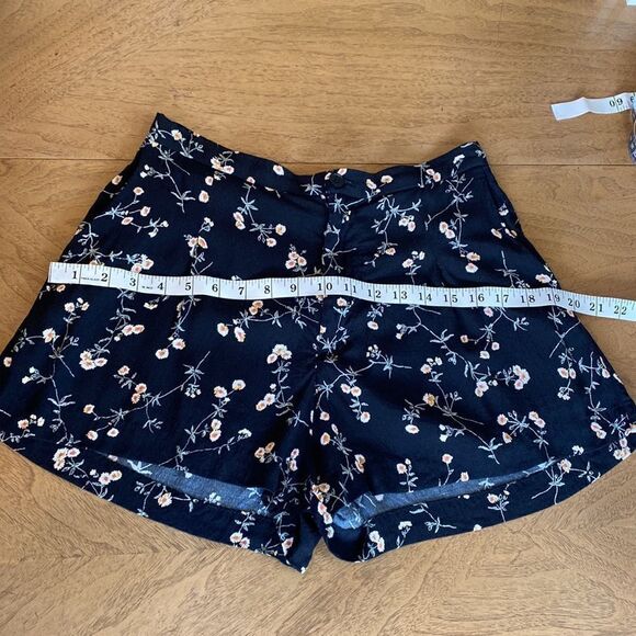 & Other Stories fluid shorts in dark floral print Size 8 - Picture 11 of 12